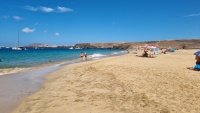 Der breite Strand. Im Hintergrund: Playa Blanca.